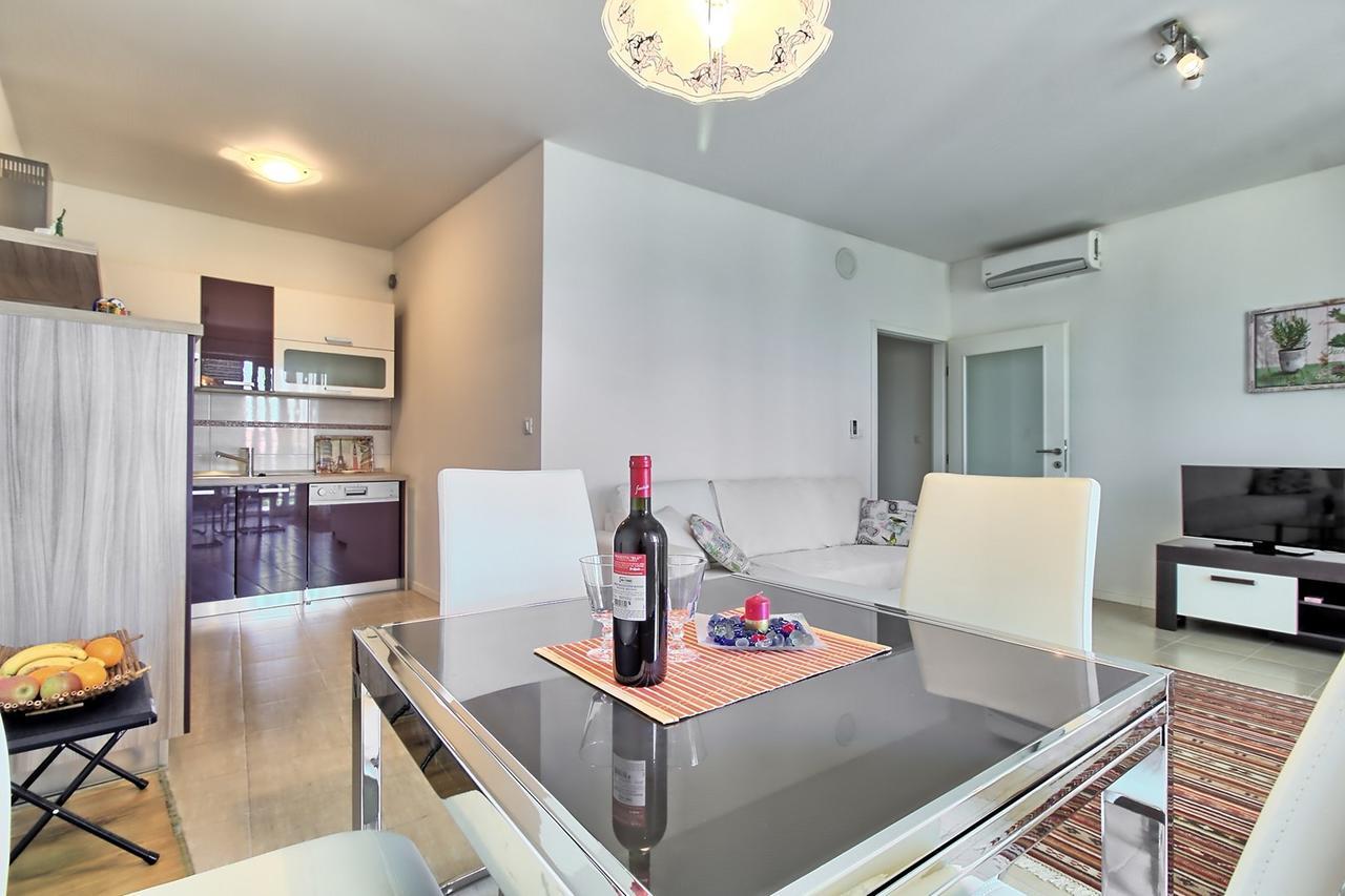 Summertime House With Apartment Umago Esterno foto